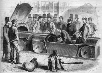 Angleterre 1865 : Chemin de fer aérien de Londres. Le duc de Buckingham et plusieurs membres de la compagnie ont commencé le voyage pneumatique. Gravure de 1865.