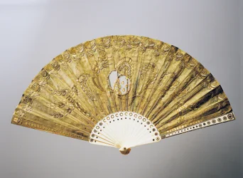 Éventail de soirée avec motifs floraux stylisés en soie avec paillettes, côtes en os incrusté