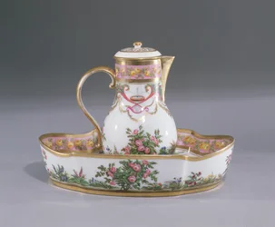 Aiguière et bassin, fabriqués à Paris (porcelaine)