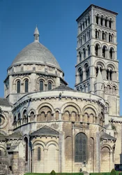 Vue extérieure du chevet avec les chapelles absidiales et le clocher, construit vers 1125-1135