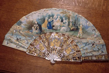 Éventail représentant un goût champêtre. Un groupe de nobles pique-niquant dans un parc. XVIIIe siècle Chantilly, musée Condé