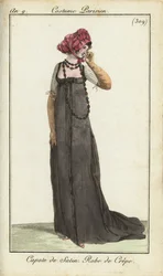 Femme à la mode avec un bonnet en satin et une robe en crêpe