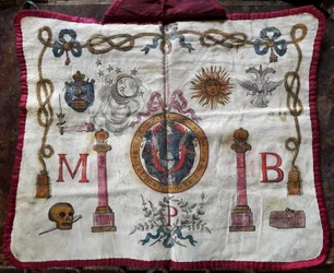 Franc-maçonnerie : tablier en cuir de maître maçon, décoré de symboles et d