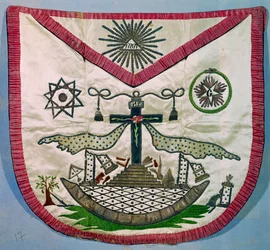 Tablier de franc-maçon avec symboles maçonniques et rosicruciens