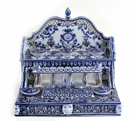 Calligraphie française : Écriture en porcelaine de Gien, longueur totale de 40 centimètres, pièce très représentative du XVIIIe siècle. Paris, musée du stylo.