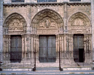 Architecture gothique : portail royal ou grand portail de la façade occidentale. Cathédrale Notre-Dame de Chartres (Eure-et-Loir).