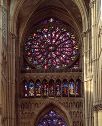 Architecture gothique : vue de la rosace de la cathédrale Notre-Dame de Reims, réalisée au XIIIe siècle. Reims, Marne