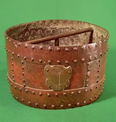 Mesure de grain avec les armoiries de Senlis, 1630 (cuivre)
