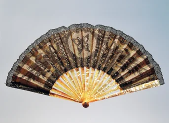 Éventail de demi-deuil avec papillon brodé, feuille en soie claire en dentelle de Chantilly et côtes en nacre