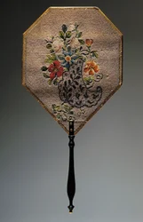 Éventail à main, motif floral brodé de perles