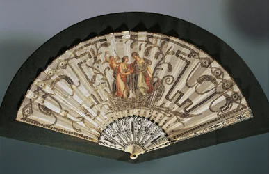 Éventail avec Vénus et Junon, feuille de soie avec broderie et paillettes, bâton de garde en os incrusté d