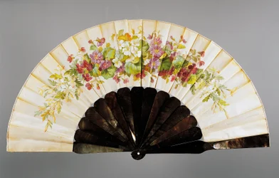 Éventail avec motifs floraux, soie peinte et nacre, créé par Felix Alexandre, Paris