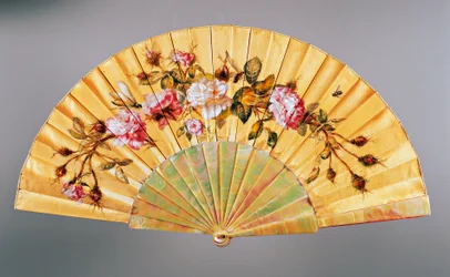 Éventail avec roses et insectes, soie et nacre, créé par Félix Alexandre, Paris, vers 1870