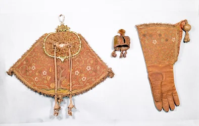 Ensemble de fauconnerie comprenant une pochette, un gant et un capuchon, français, 1600-25