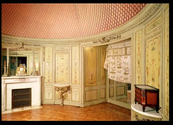 Intérieur de la salle de bain décorée de panneaux par Christophe Huet (d.1759)