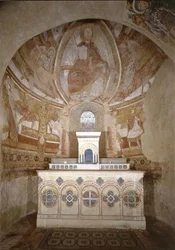 Vue intérieure du chœur avec le Christ en majesté, la crucifixion de Pierre et d