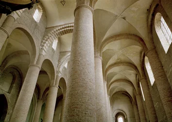Vue intérieure de la nef et de la voûte