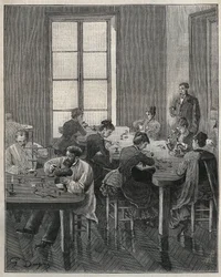 Atelier de bijouterie à Paris au XIXe siècle. Gravure de 1885 dans « Les arts et métiers illustrés » par Adolphe Bitard.