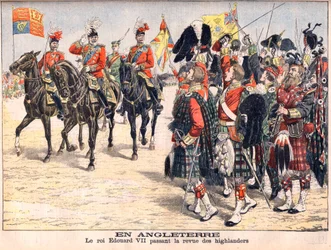 Le roi Édouard VII passant en revue les troupes des Highlands. En Angleterre. Le roi Édouard VII (1841-1910) passant en revue les Highlanders. Illustration pour Le Petit Journal, 8 octobre 1905