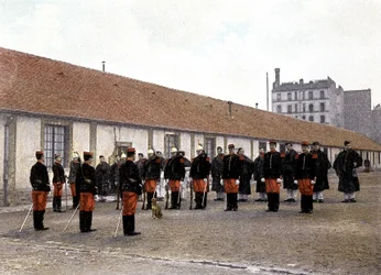 La parade - dans « Album militaire » - cavalerie : service domestique