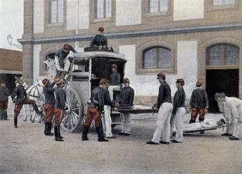 Chargement des blessés dans une ambulance - dans "Album militaire - Train des équipages"