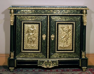 Cabinet de style Louis XIV, portes décorées de marqueterie Boulle et de reliefs en bronze doré