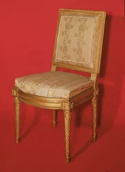 Chaise de style Louis XV (bois doré et soie)
