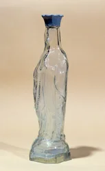 Eau de Lourdes dans une bouteille en forme de Vierge Marie