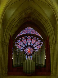 Verre moderne dans une maçonnerie du XIIIe siècle