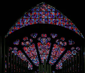 Verre moderne dans une maçonnerie du XIIIe siècle