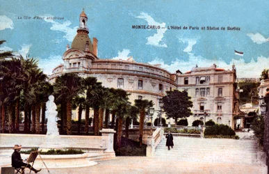 Monte-Carlo, Hôtel de Paris et statue de Berlioz - carte postale colorisée début du XXe siècle