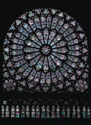 Rosace du transept nord représentant la Vierge et l