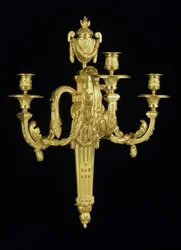 Une des deux appliques à trois branches Louis XVI, vers 1775