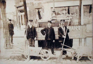 Éboueurs parisiens, vers 1900