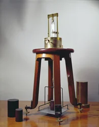 Appareil à quartz piézoélectrique, conçu par Pierre et Jacques Curie, 1897