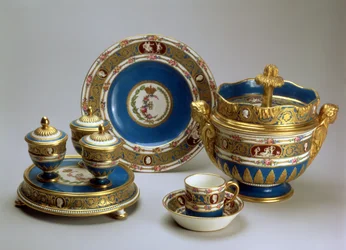 Plat de Menage, plat, tasse et soucoupe et bol à glace du Service Blue Cameo, Sèvres, 1778-9