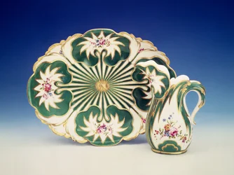 Assiette et pichet avec décoration de fleurs, Sèvres