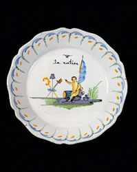 Assiette décorée avec un génie assis sur un tambour, et les Trois Ordres de la Nation