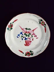 Assiette avec décoration d