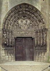 Portail et sculptures environnantes avec des figures et scènes bibliques, y compris l