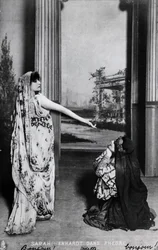 Carte postale représentant Sarah Bernhardt (1844-1923) dans Phèdre de Jean Racine (1639-99) fin XIXe siècle