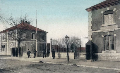 Carte postale représentant les casernes de Besançon, vers 1900