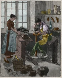 Poterie : potier exécutant un vase sur le tour. France