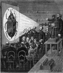 Expérience de projection utilisant le microscope photoélectrique (lanternes de projection de Jules Duboscq) - Gravure dans "Les sciences mises à la portée de tous - physique et chimie populaires" par Alexis Clerc - Fin du XIXe siècle - Collection privée