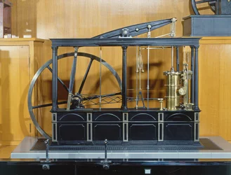 Reconstruction de la machine à vapeur conçue par James Watt (cuivre et verre)