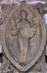 Relief représentant le Christ dans une mandorle, de la porte nord