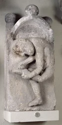 Relief représentant un homme enlevant une épine de son pied