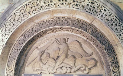 Relief du tympan représentant Saint Michel et le dragon, 1137