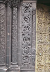 Relief de la façade ouest représentant les travaux du mois, 1122-40
