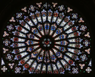 Rosace représentant le Christ entouré des douze Apôtres et des symboles des Évangélistes